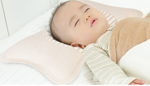 嬰兒枕頭裝什么好 嬰兒枕頭的選擇 嬰兒枕頭高度多少合適